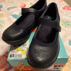 Yuu Candra Dark Navy Floral Mary Jane Shoes, Size:  9 Medium, Brand New.